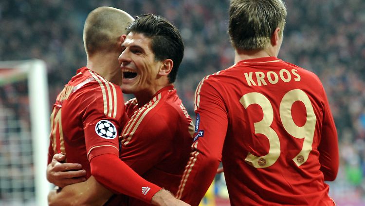 Münchner in Feierlaune: Mario Gomez mit Arjen Robben und Toni Kroos.