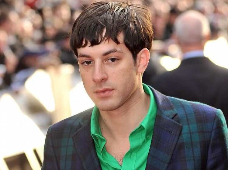 Mark Ronson konnte sich nicht gegen David Walliams wehren.
