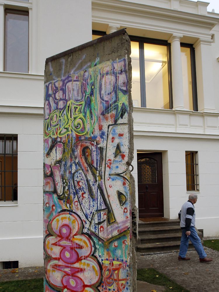 Vor dem Eingang: ein originales Stück der Mauer.
