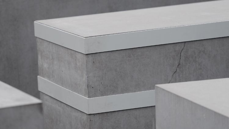Zwei Stelen erhielten probeweise eine Metallmanschette.