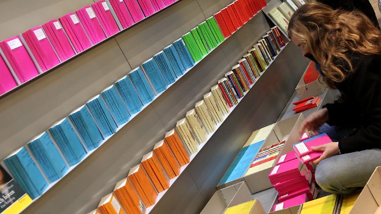 Alte Schule: Analoge Bücher müssen einzeln in die Regale sortiert werden.
