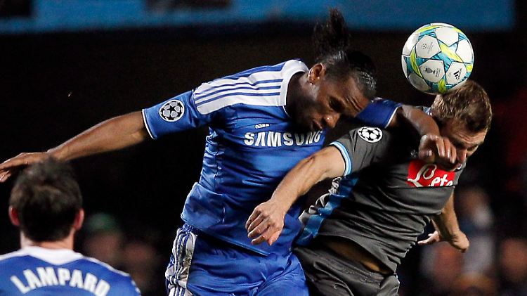Am Ende setzt sich Chelsea durch (Didier Drogba (M.) im Duell mit Hugo Campagnaro), ...