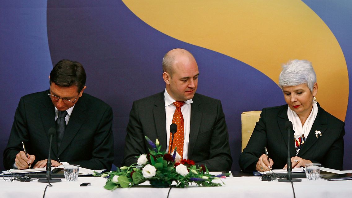 Die Vereinbarung wurde unter den Augen des schwedischen EU-Ratspräsidenten Fredrik Reinfeldt (Mitte) unterzeichnet.