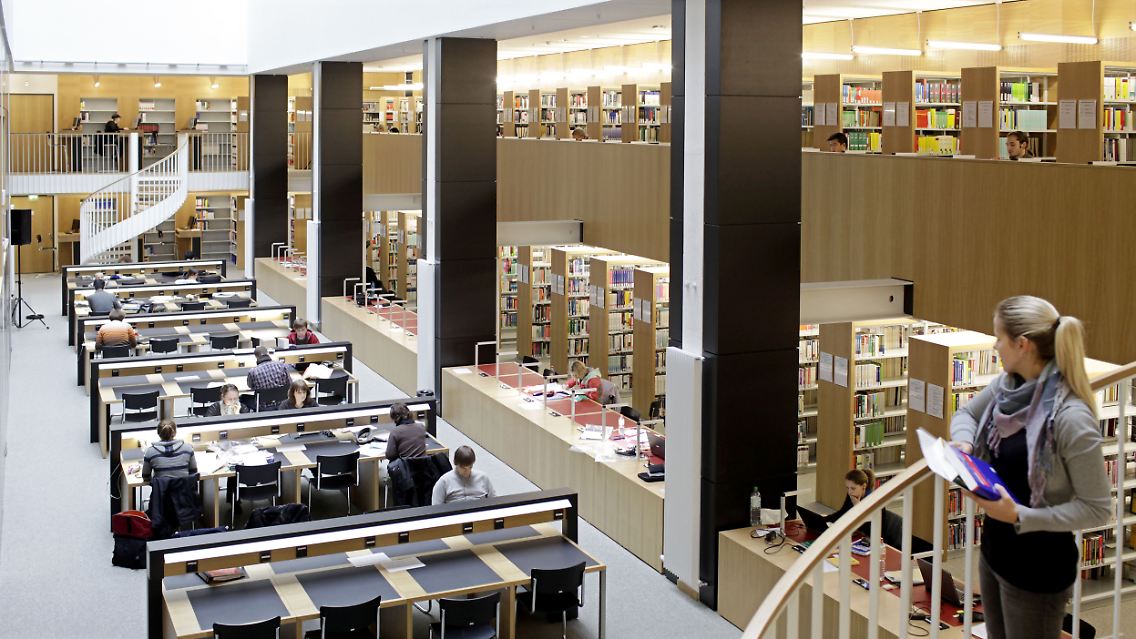 Viele Studienanfänger waren nicht einmal geboren, als die Mauer fiel. Doch in den letzten 19 Jahren hatten sie genug Zeit, um Vorurteile aufzubauen.