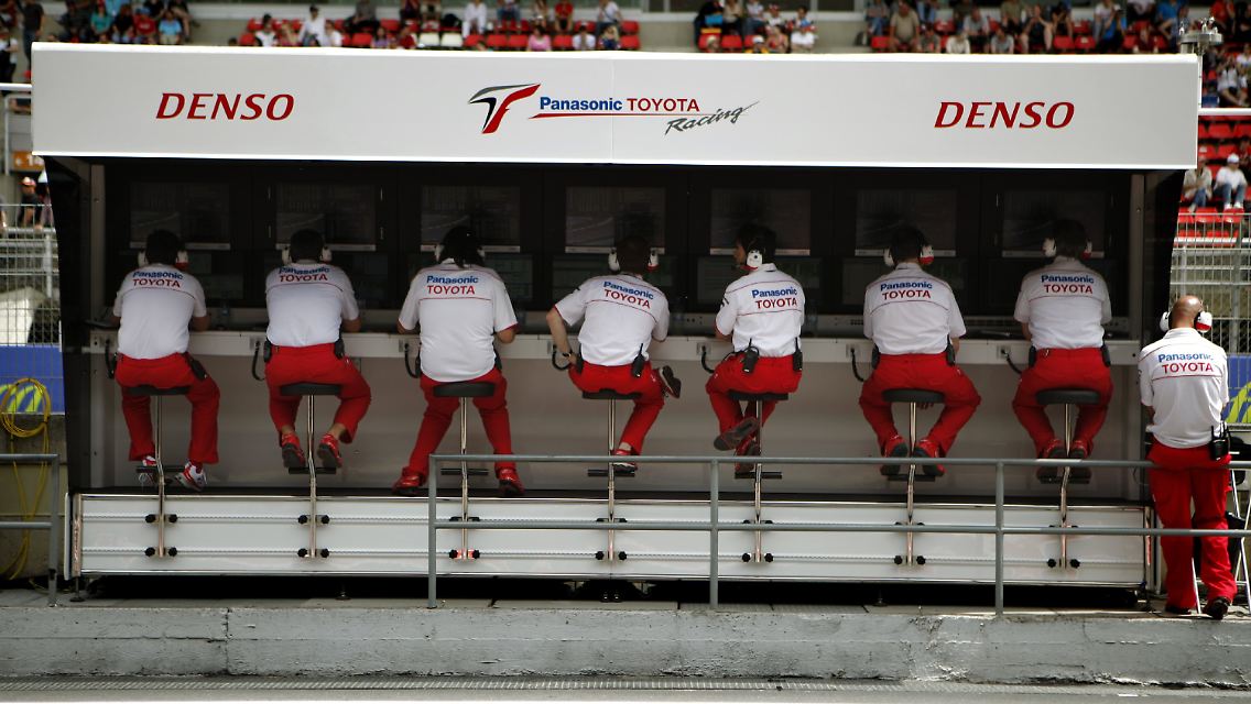 Mechaniker vom Team Toyota sitzen im Kommandostand.