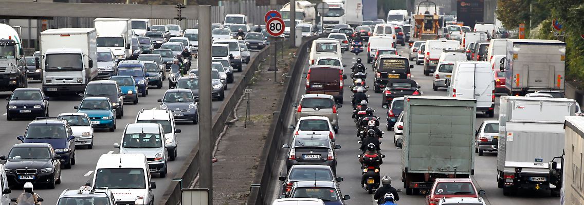 Französischer Verkehr und der Alltag auf Pariser Straßen.