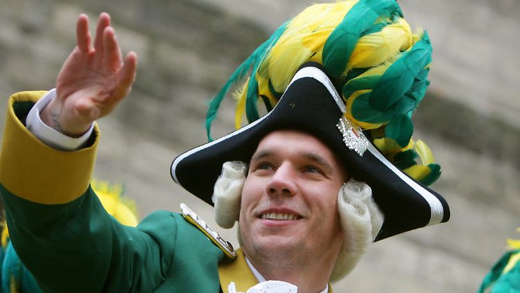 Vom Rhein an die Themse? Lukas Podolski, der auf unserem Foto trägt, was die Menschen in Köln halt so tragen.