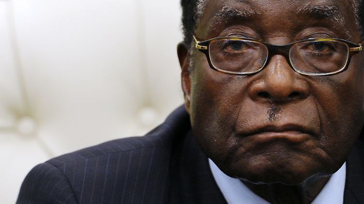 Robert Mugabe ist mittlerweile 88 Jahre alt, er regiert Simbabwe seit 1980 mit brutaler Hand.