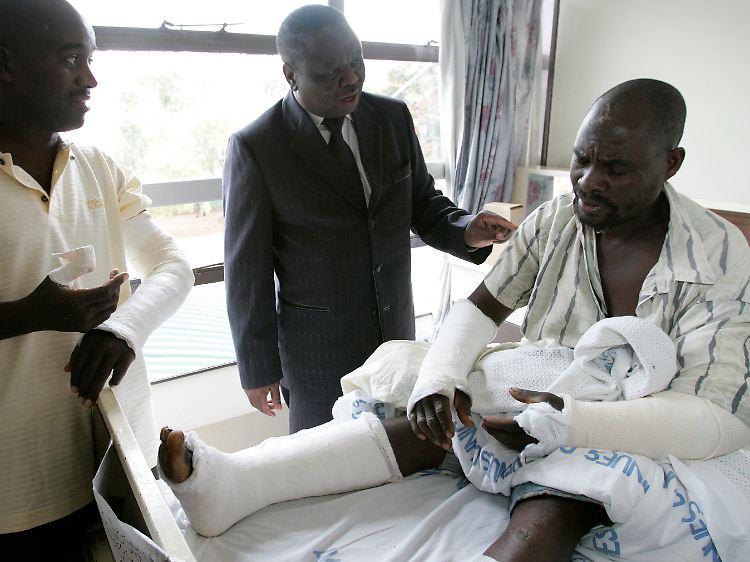 Als Oppositionsführer besucht Morgan Tsvangirai ein Parteimitglied, das nach den Wahlen 2008 angegriffen wurde.