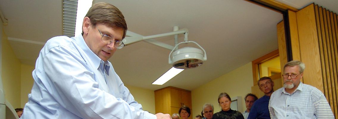 Gerhard Müller-Schwefe (l), Schmerzspezialist und Präsident der Deutschen Gesellschaft für Schmerztherapie demonstriert eine Untersuchung.