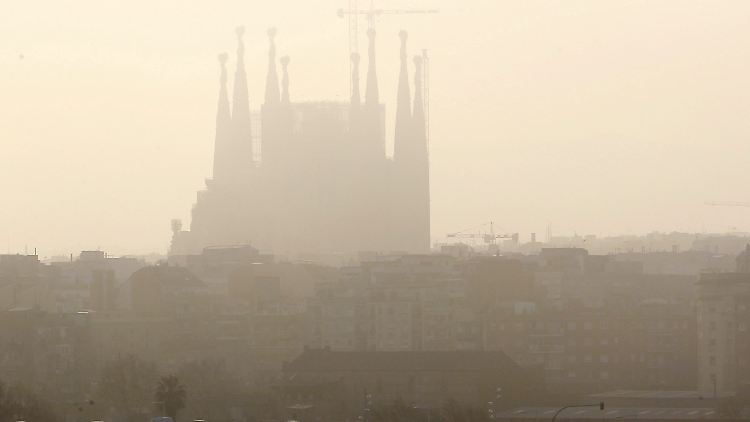 Kathedrale "Sagrada Familia" in Barcelona im Nebel.