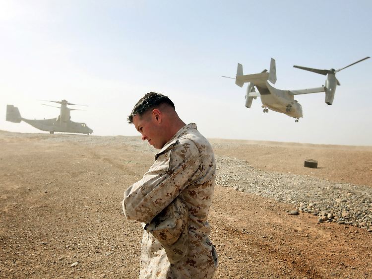Ein US-Soldat schützt sich vor aufgewirbeltem Sand, als Verteidigungsminister Panetta zur nächsten Station seines Afghanistanbesuchs aufbricht.