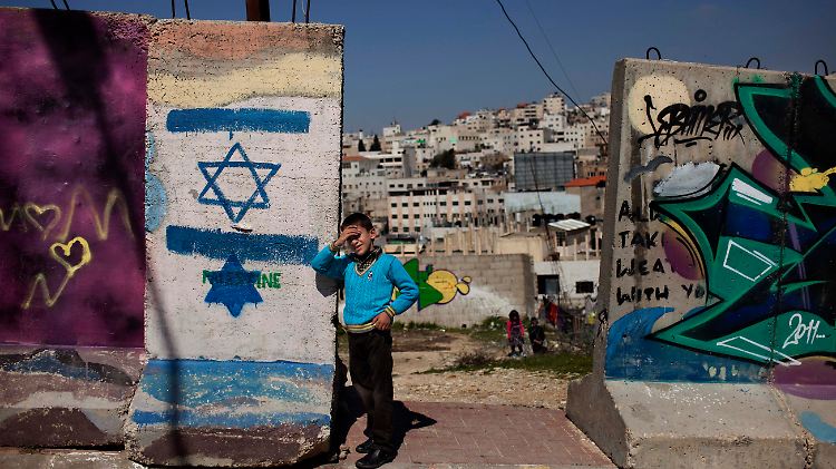 Blick durch eine Barrikade auf Hebron.