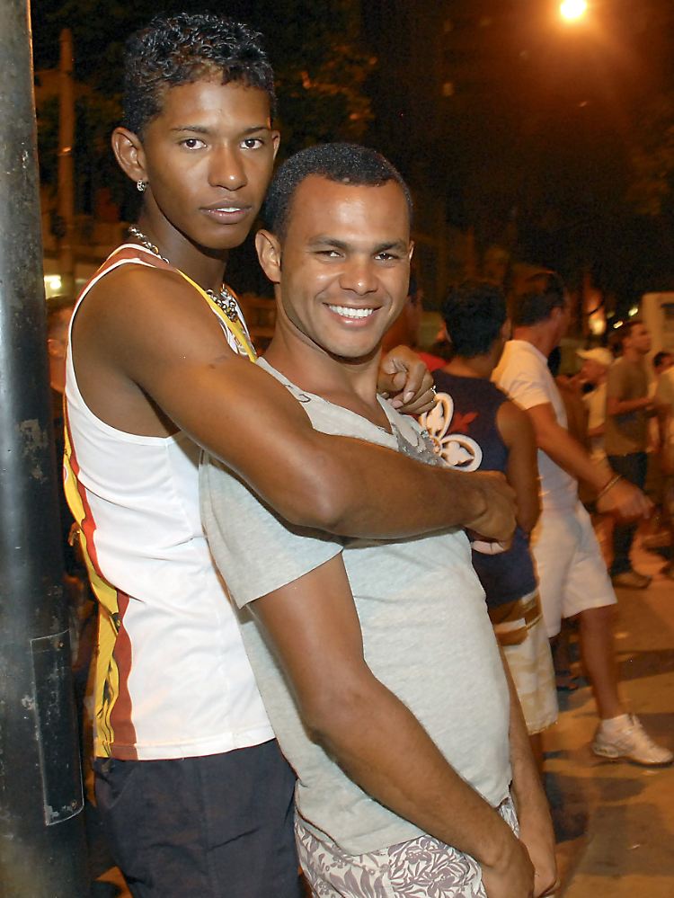 Schwule in einer Strandbar am Strand von Ipanema.