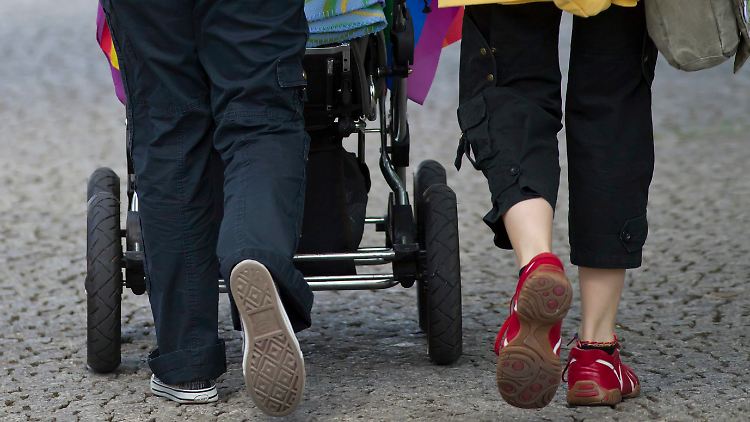 In Deutschland ist die Stiefkindadoption erlaubt. Ein fremdes Kind können homosexuelle Paare aber nicht gemeinsam adoptieren.