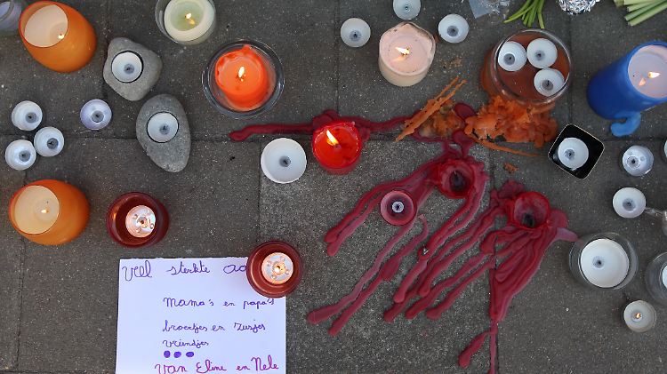 Schüler und Eltern haben den ganzen Tag Kerzen und Blumen vor der Schule im belgischen Heverlee niedergelegt.