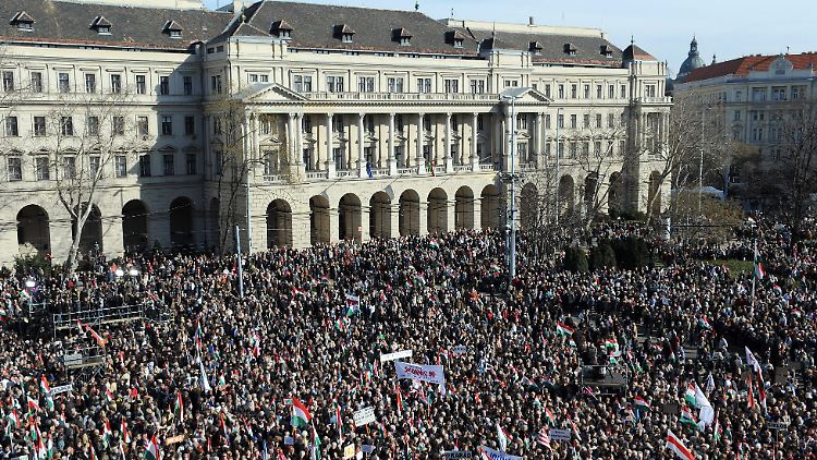 Orban versammelt seine Sympathisanten vor dem Regierungssitz in Budapest.