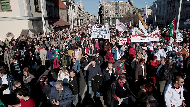 Die Gegendemonstranten fordern ein stärkeres Eingreifen der EU.