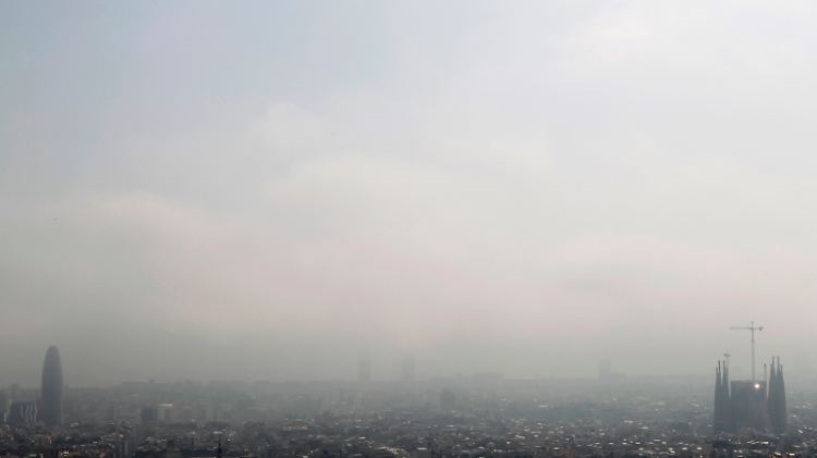 Basilika "Sagrada Familia" (rechts) in Barcelona im dichten Nebel.