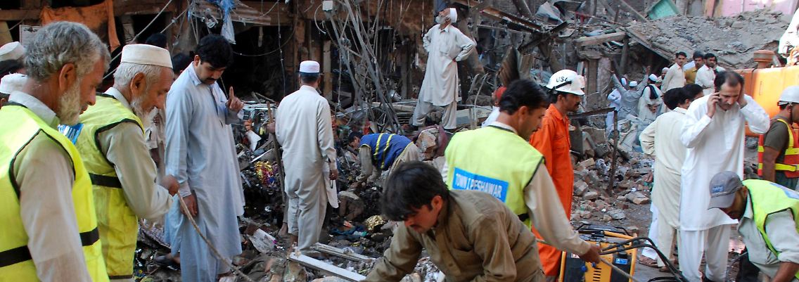 Ein Land unter Terror: Rettungskräfte an einem Anschlagsort in Peshawar.
