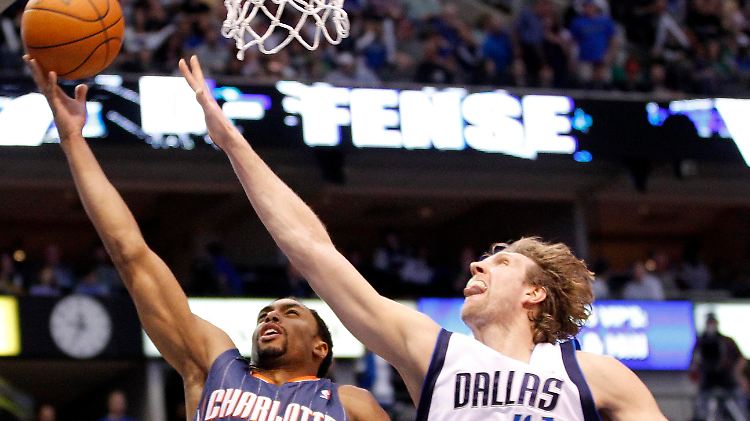 Zunge raus: Dirk Nowitzki verteidigt gegen Gerald Henderson von den Charlotte Bobcats.