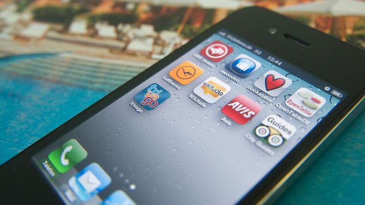 Apps sind auf Reisen nützliche Helfer, zum Beispiel, um ein Hotel oder einen Mietwagen zu buchen. Doch zu viele mobile Informationen können auch Urlaubsstress bedeuten.