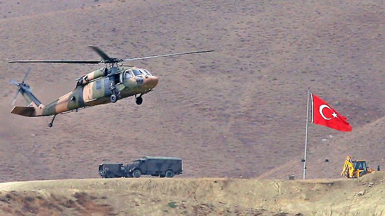 Ein türkischer Armeehubschrauber im Grenzgebiet zum Irak.
