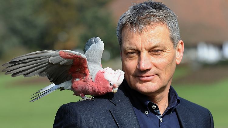 Geer Scheres, Geschäftsführer des "Weltvogelparks, mit einem Rosakakadu.
