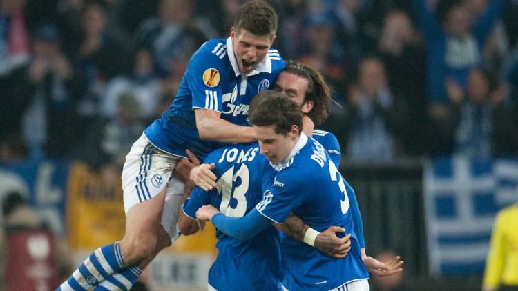 Obenauf: Schalke Torjäger Klaas-Jan Huntelaar feiert mit seinen Kollegen. Nun geht es gegen Athletic Bilbao.