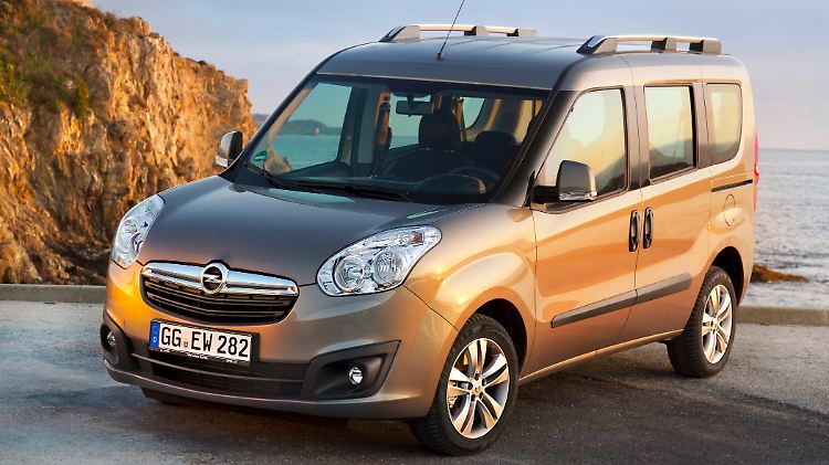 Bis auf die Firmenlogos und die Radkappen sind Fiat Doblo und Opel Combo identisch - und trotzdem ist der Opel teurer.