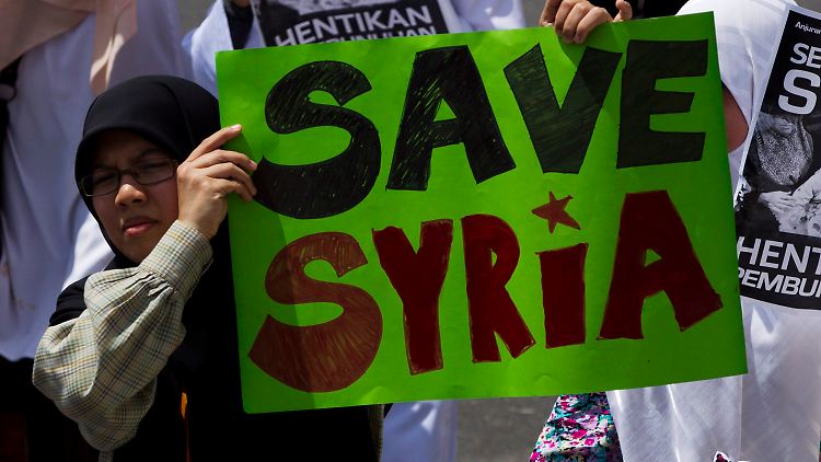 Der Kampf zwischen Regierung und Opposition in Syrien bewegt die gesamte islamische Welt. Hier demonstriert eine Frau im malaysischen Kuala Lumpur für ein Eingreifen in den Konflikt.