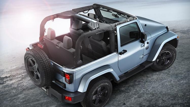 Das Sondermodell Jeep Wrangler Arctic kann wahlweise mit einem Stoffdach oder einem Hardtop verhüllt werden. Die auf 300 Autos limitierte Edition kostet ab 38 975 Euro. 