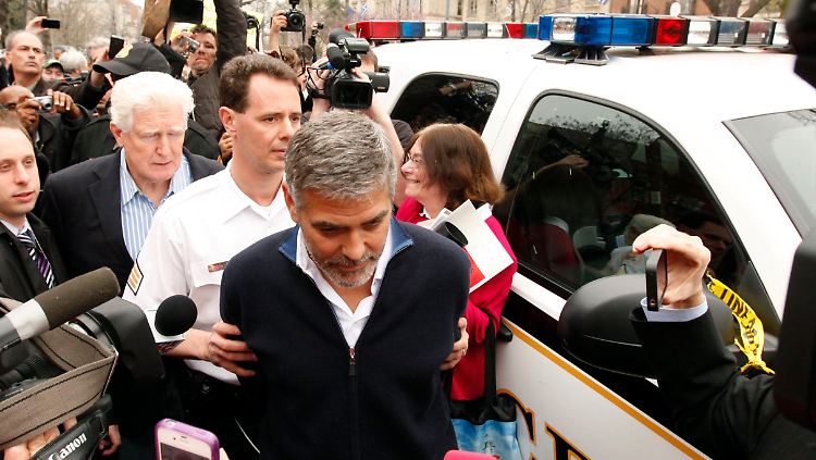 Kino-Held Clooney, der sich seit Jahren für die Menschen im Sudan einsetzt, wird auf einer Protestaktion verhaftet. 