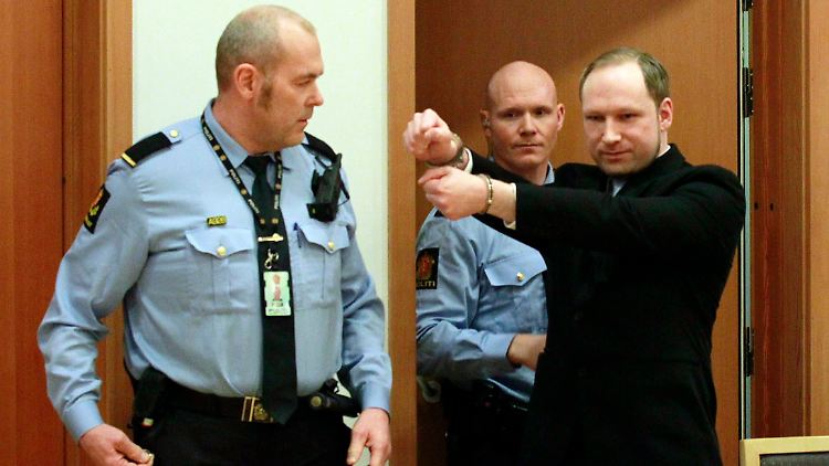 Breivik (r.) wird am 06. Februar in Oslo in einen Gerichtssaal geführt.