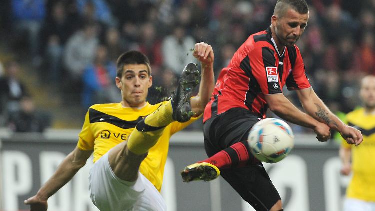 Benjamin Köhler (r) versucht Vujadin Savic von Dynamo Dresden auszutricksen.