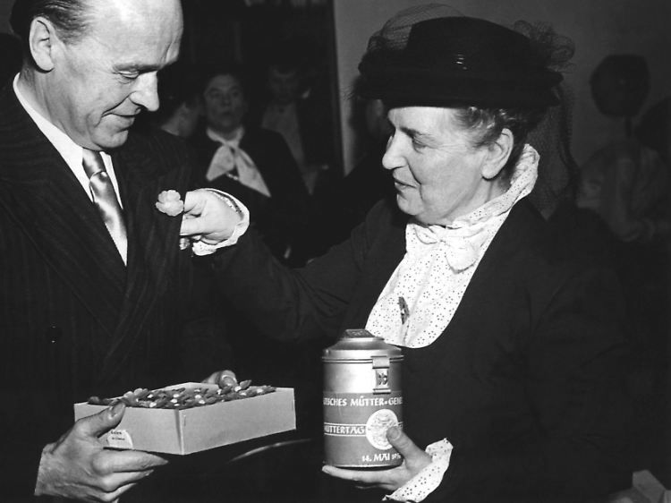 Elly Heuss-Knapp gründete als erste Dame 1950 in Bonn das Mütter-Genesungswerk und steckte Journalisten auch mal eine Blume ins Revers.