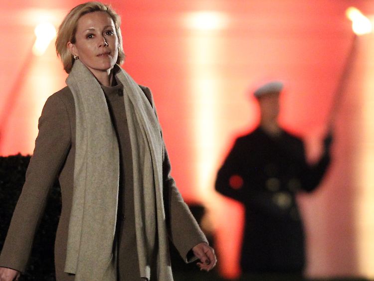 Beim Großen Zapfenstreich für ihren Mann: Bettina Wulff versucht, Haltung zu bewahren.