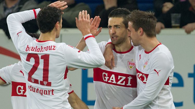 Ibisevic (M) jubelt mit Harnik (r.) und Boulahrouz über sein Tor zum 0:1.