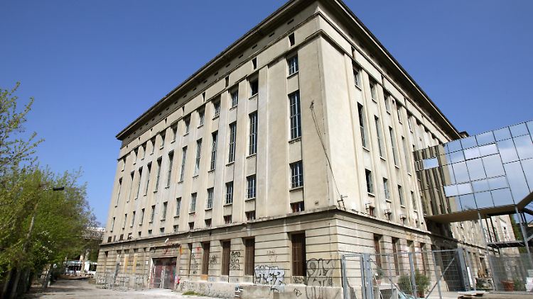 Außenansicht des "Berghain". In dem ehemaligen Heizkraftwerk wird auf drei Ebenen gefeiert, 1500 Gäste können dies tun. Es gibt Separees, Darkrooms, die Tanzfläche Panoramabar, die Tanzfläche Berghain in einer 18 Meter hohen Halle und die Klobar.