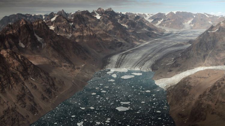 Der Gletscher im Kangerdlugssuaq-Fjord in Ost-Grönland zieht sich immer weiter zurück.