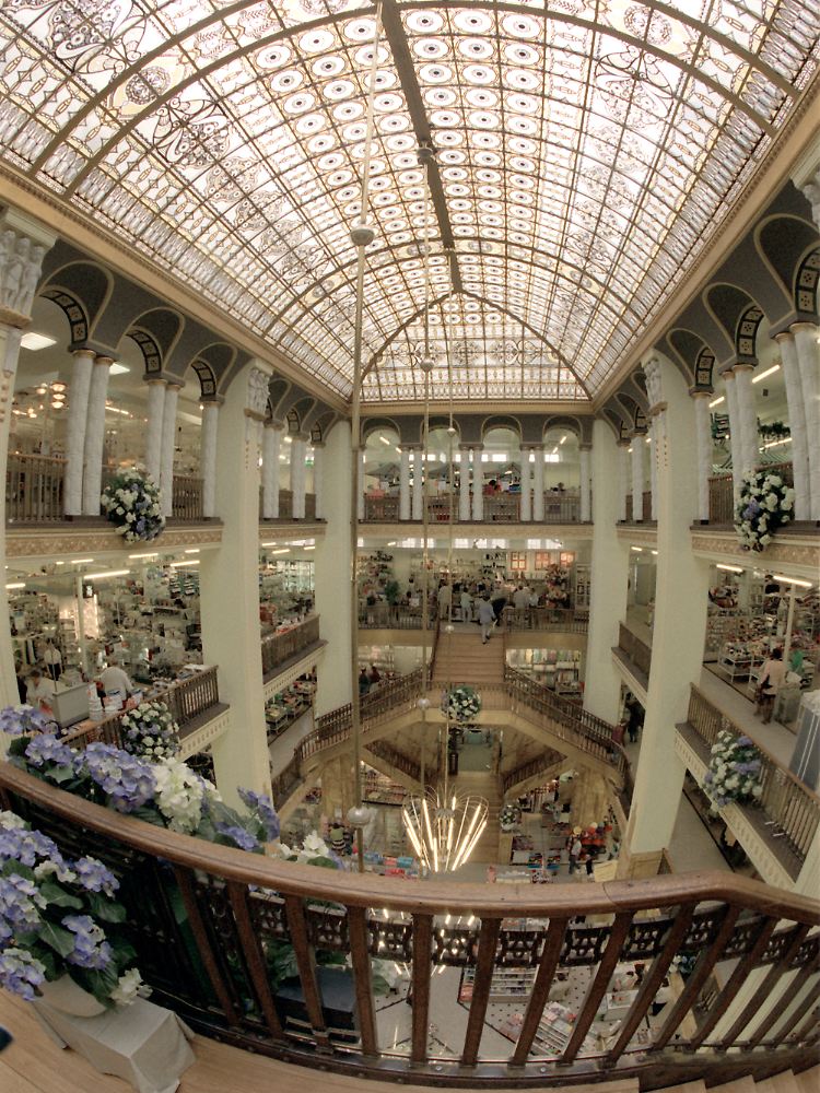 Das Hertie-Kaufhaus musste im August 2009 schließen. Der Jugendstilbau von 1913 ist ein original erhaltenes Prunkstück der Warenhausarchitektur und wird oft als Deutschlands schönstes Kaufhaus bezeichnet.