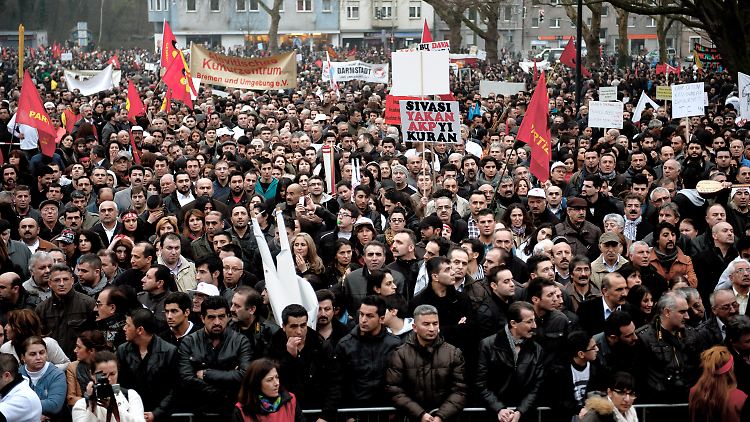 Mitglieder der Alevitischen Gemeinde Deutschlands machen in Bochum gegen Erdogan mobil.