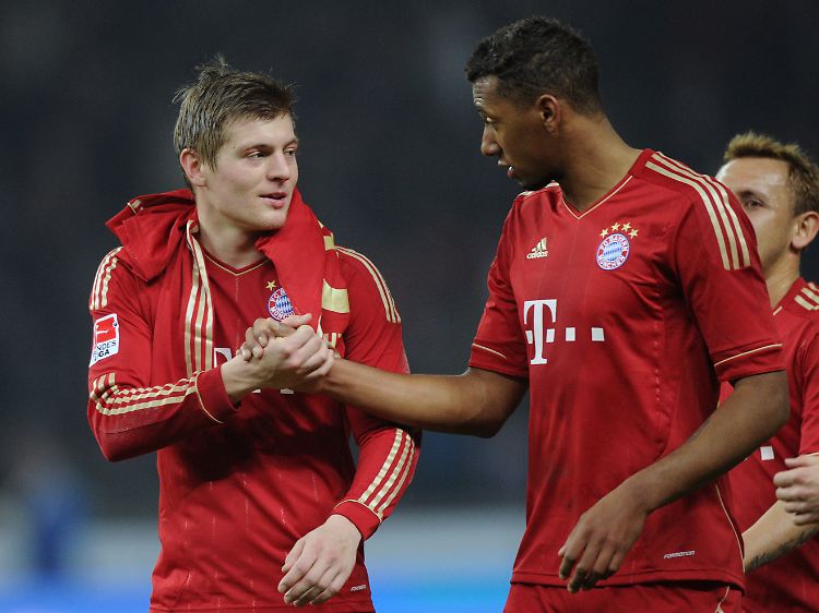 Schnick-Schnack-Schnuck? Nein! Hier klatscht Toni Kroos nur ganz normal mit Jerome Boateng ab.