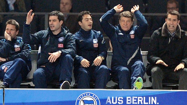 Hilflose Herthaner: Die Bank der Berliner kam gegen den FC Bayern aus dem Ärgern gar nicht mehr heraus.