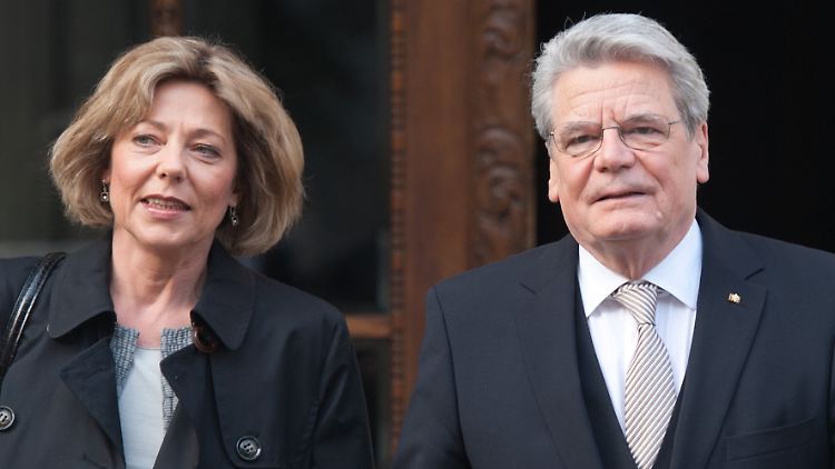 Auf dem Weg zur Wahl: Daniela Schadt und Joachim Gauck verlassen ihr Wohnhaus in Schöneberg.