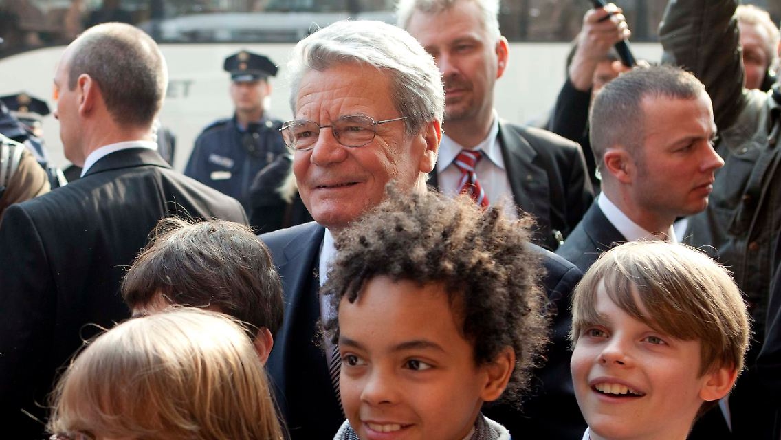2012-03-18T093652Z_01_TPE09R_RTRMDNP_3_GERMANY-PRESIDENT.JPG1412097043239395479.jpg