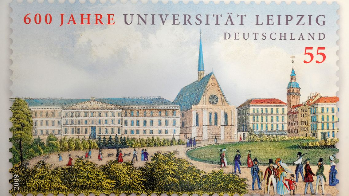 Die Sonderbriefmarke zum Jubiläum zeigt den Leipziger Augustusplatz um 1845 mit dem Augustueum (l), dem damaligen Hauptgebäude der Universität, und der Paulinerkirche (m).