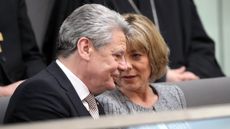 Joachim Gauck verfolgt die Bundesversammlung von der Besuchertribüne, neben ihm seine Lebensgefährtin Daniela Schadt.