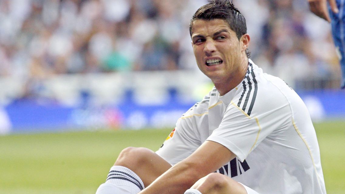 Cristiano Ronaldo schmerzt der Knöchel - wie stark, darüber gehen die Meinungen auseinander.