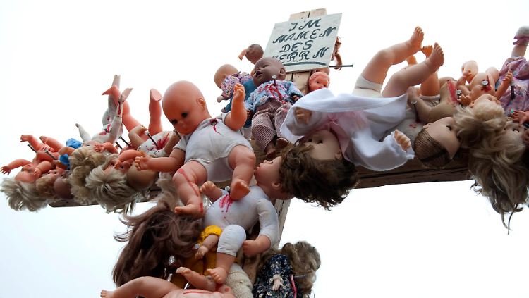 Drastischer Protest: Bei einer Kundgebung gegen den sexuellen Missbrauch in der katholischen Kirche setzen Demonstranten in Berlin auf gekreuzigte Puppen.